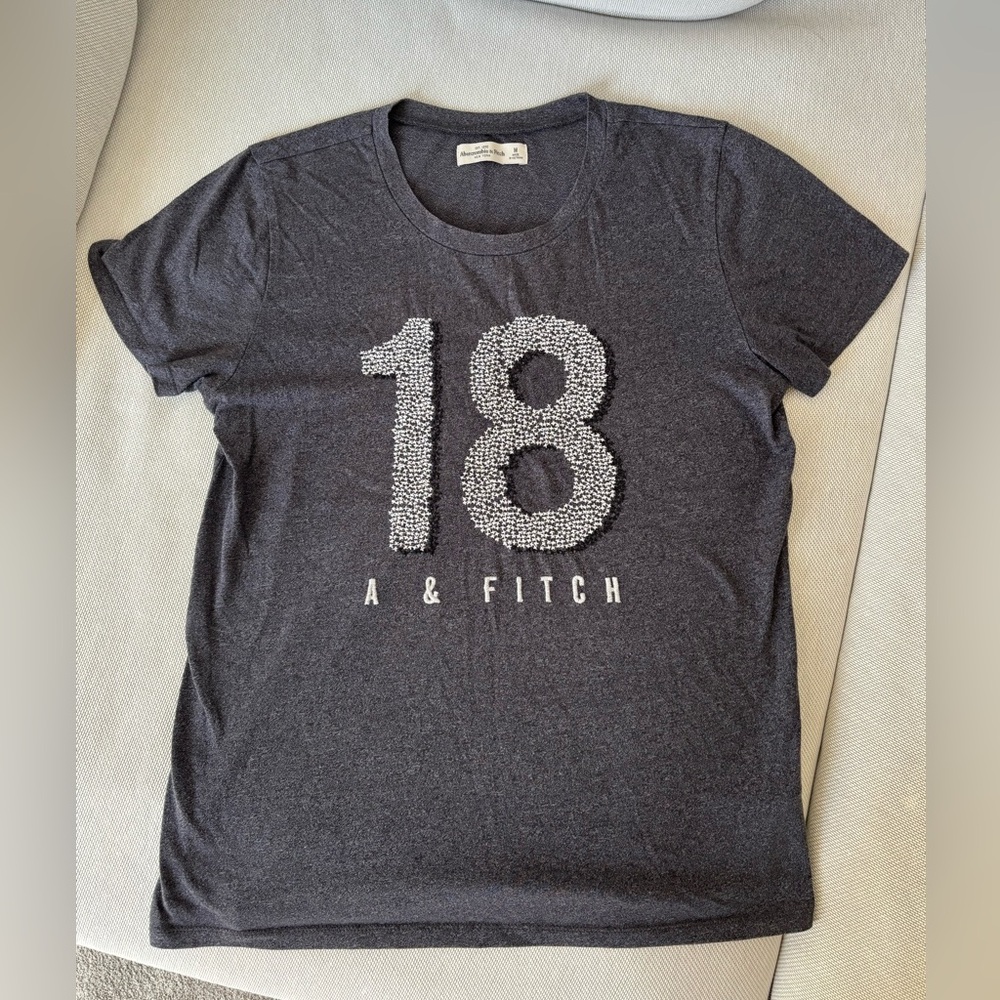 RARE!! Abercrombie & Fitch Gray Graphic T-Shirt Size M